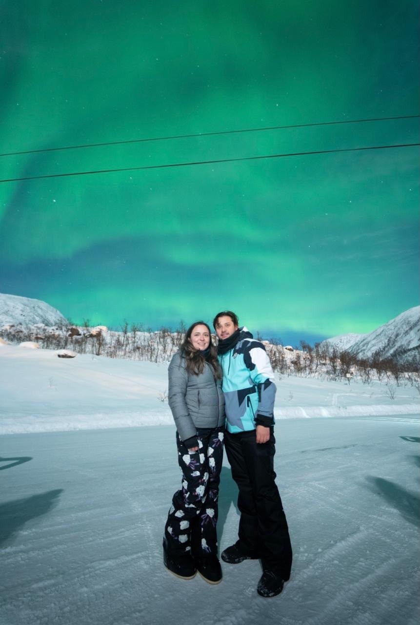 Sofía y Abraham bajo las auroras boreales